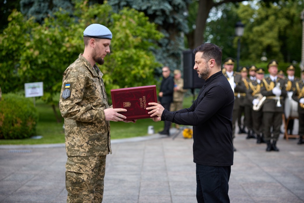 Зеленський відзначив воїнів Сил безпілотних систем і вручив бойові прапори бригадам - фото 3