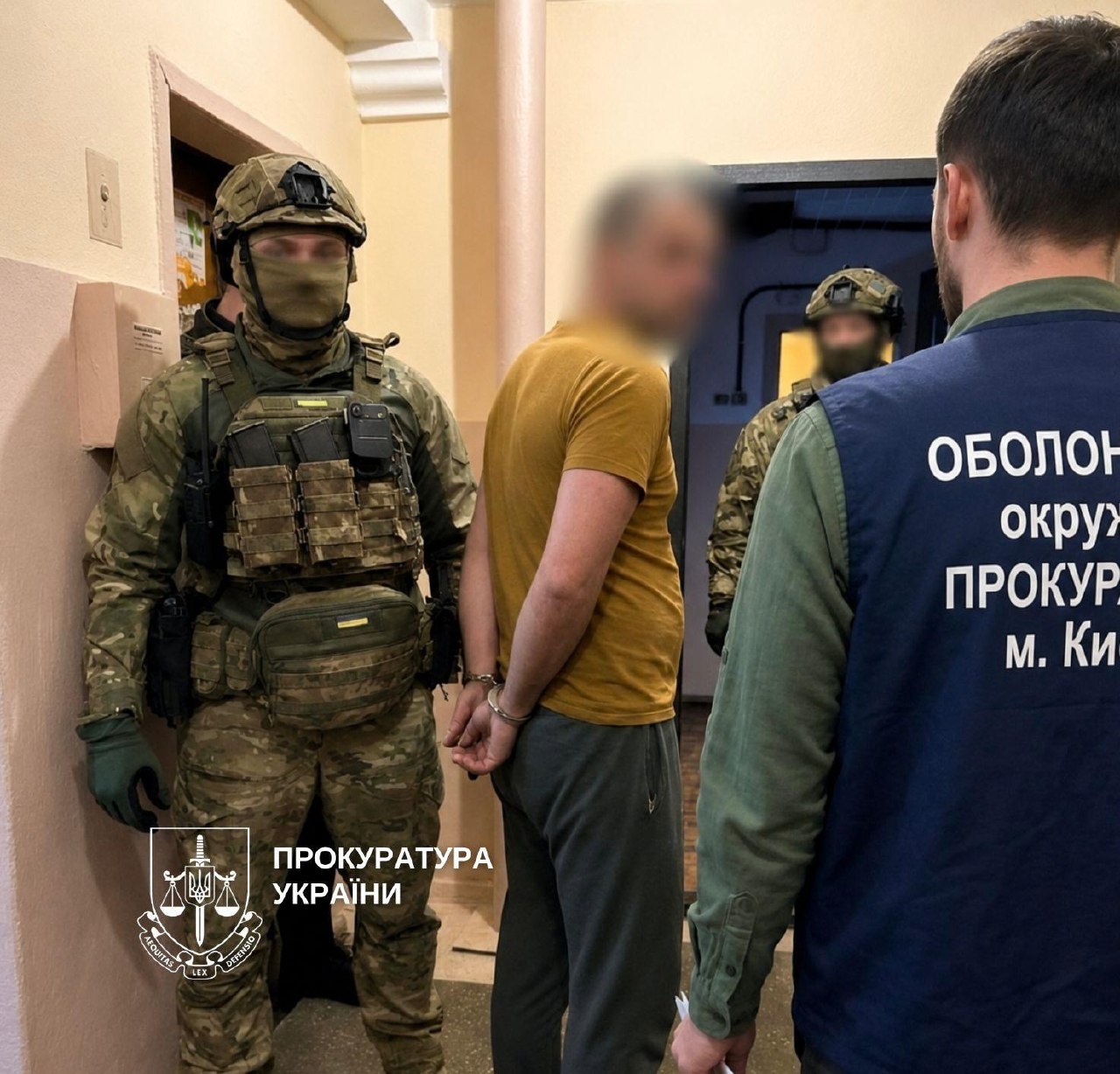 У Києві викрили чоловіка, який через поштомати продавав бойову та перероблену вогнепальну зброю - фото 2