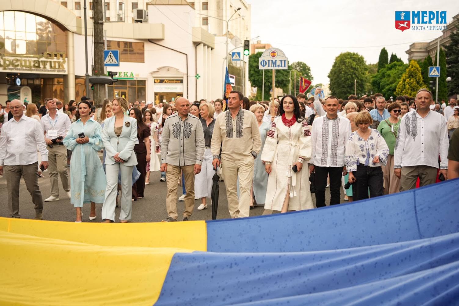 Майже 2 тисячі випускників пройшли Маршем Подяки в Черкасах - фото 3