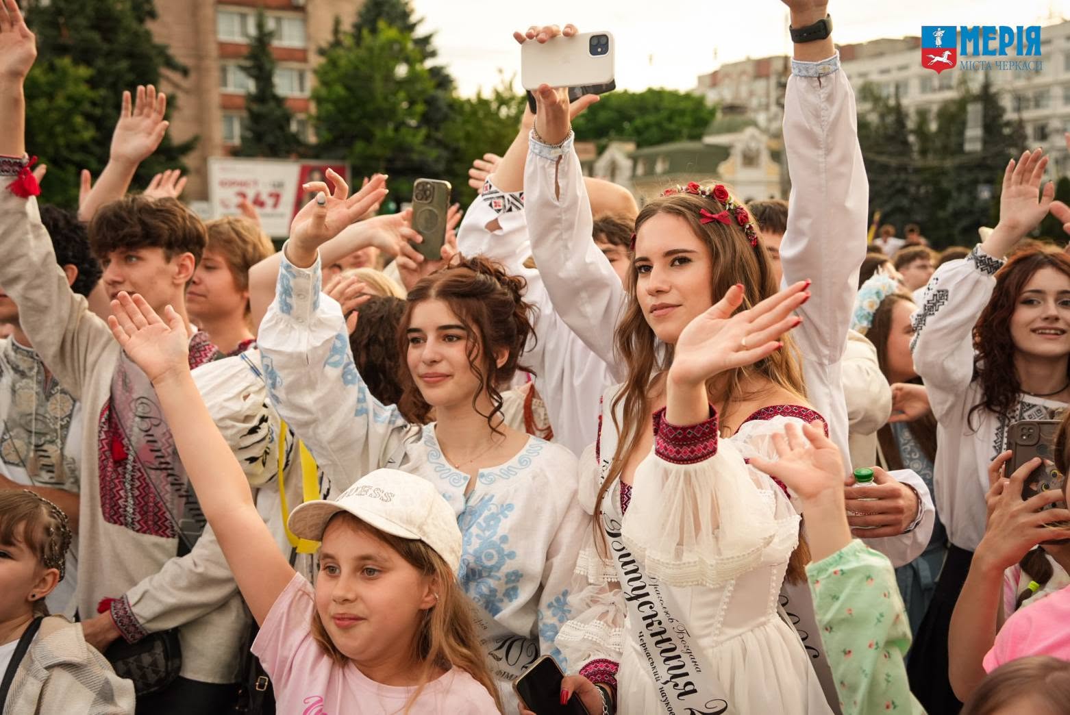 Майже 2 тисячі випускників пройшли Маршем Подяки в Черкасах - фото 4