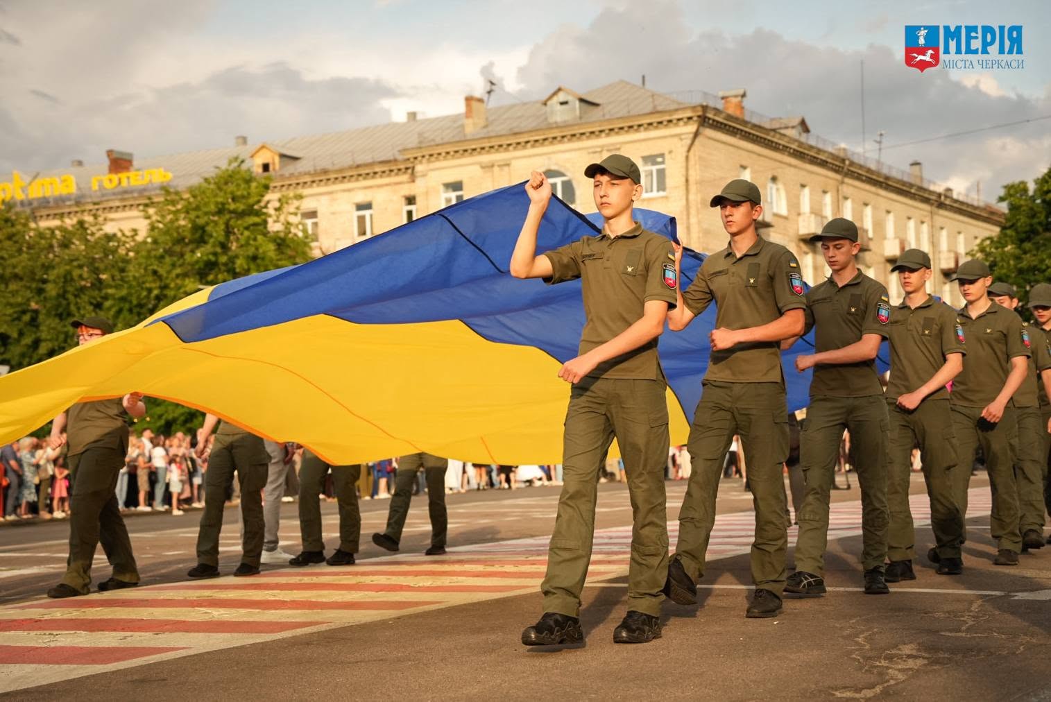 Майже 2 тисячі випускників пройшли Маршем Подяки в Черкасах - фото 2