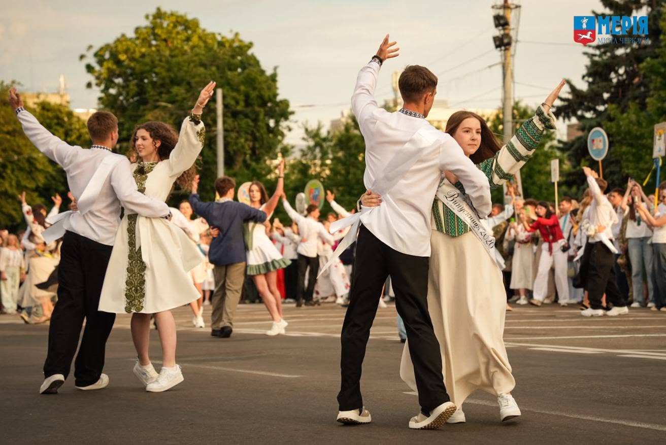 Майже 2 тисячі випускників пройшли Маршем Подяки в Черкасах - фото 10