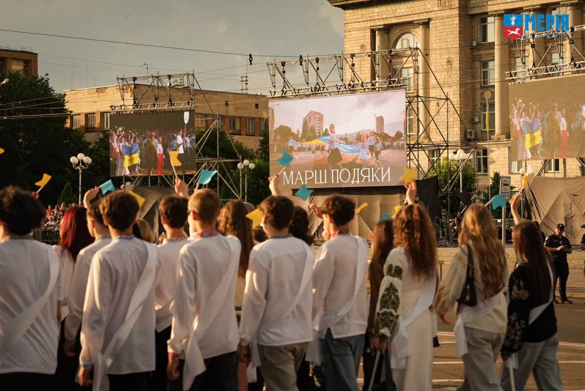 Майже 2 тисячі випускників пройшли Маршем Подяки в Черкасах - фото 15