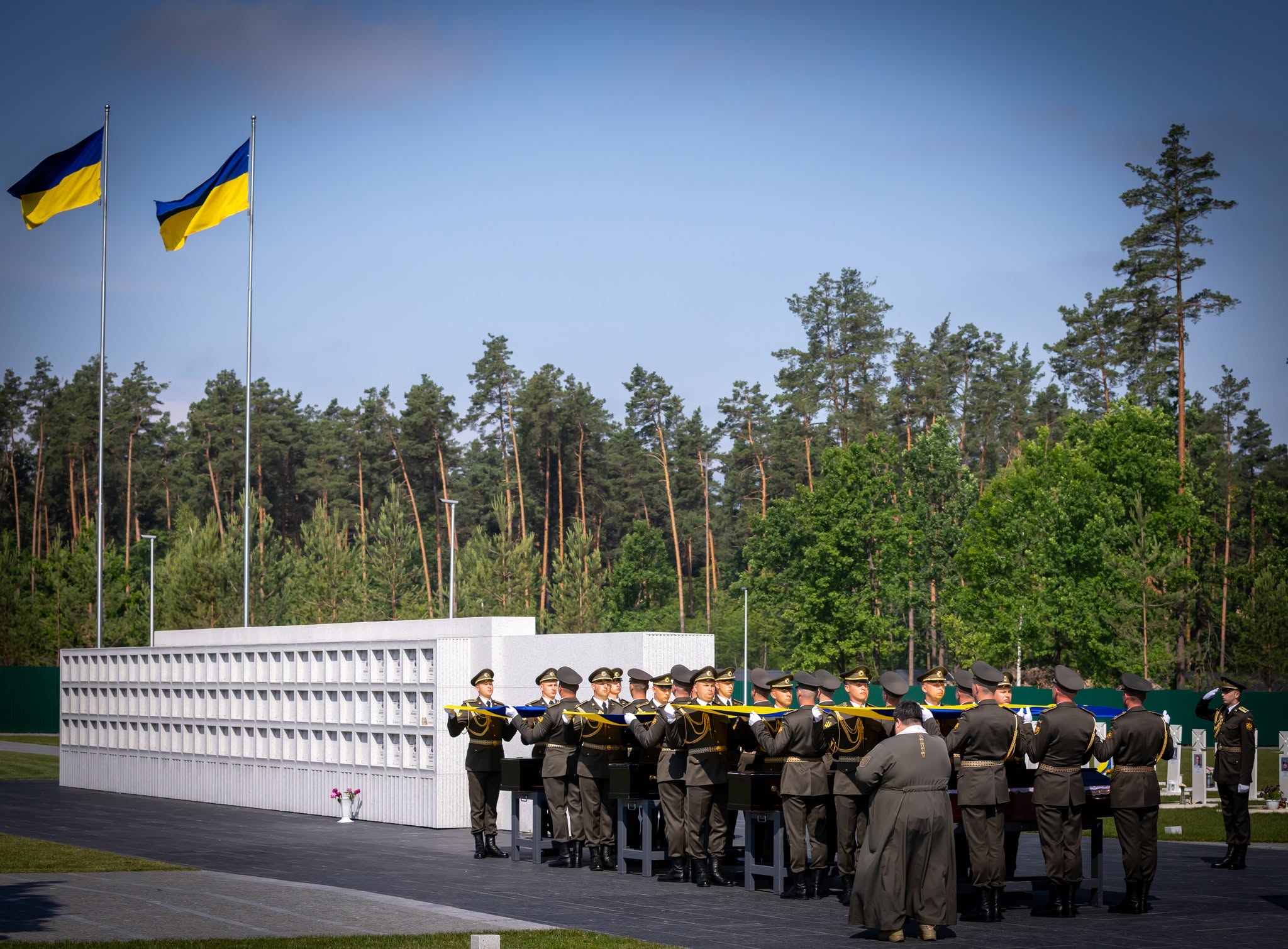 На Національному військовому меморіальному кладовищі поховали 12 невідомих захисників України - фото 3