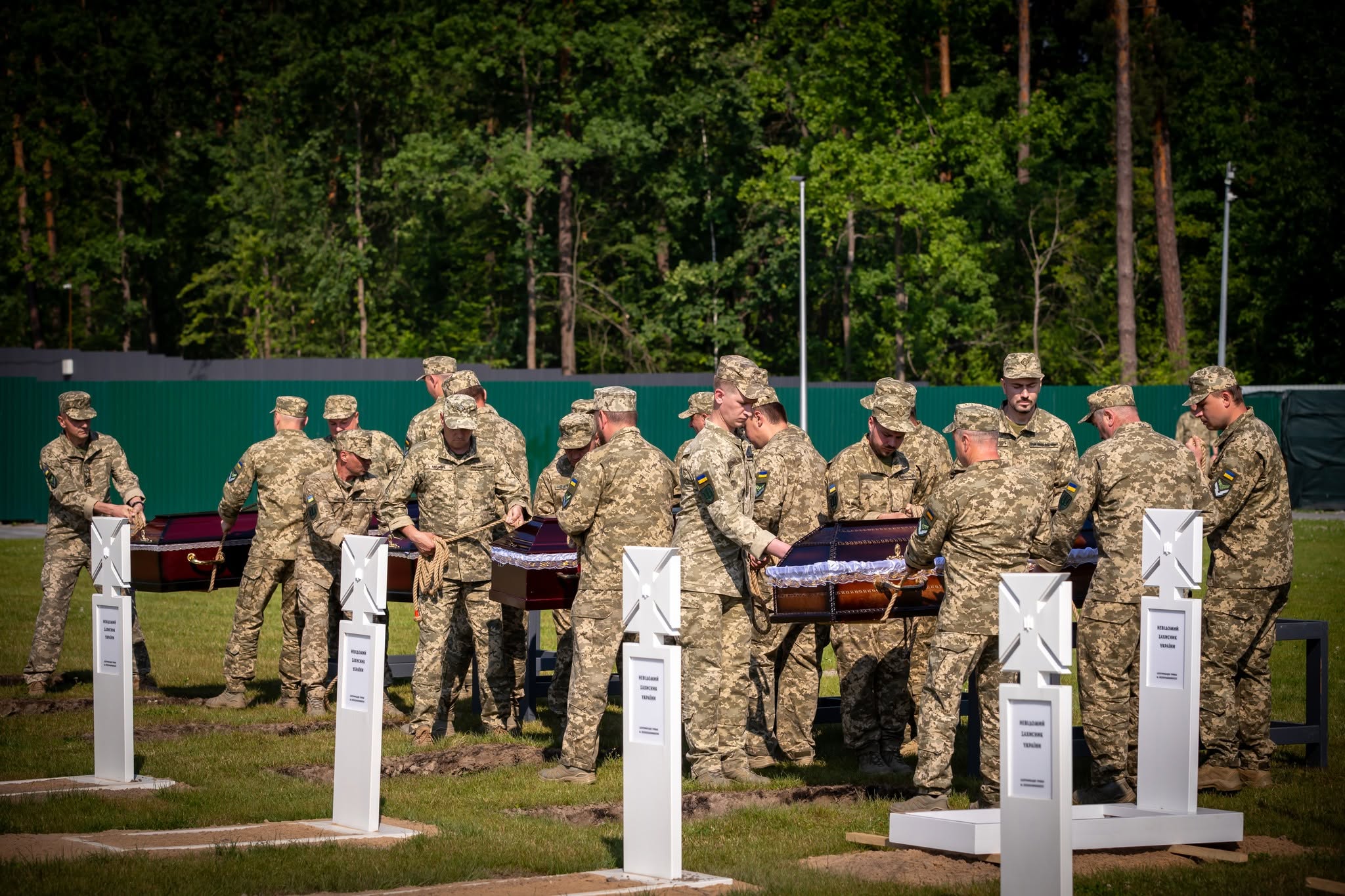 На Національному військовому меморіальному кладовищі поховали 12 невідомих захисників України - фото 4