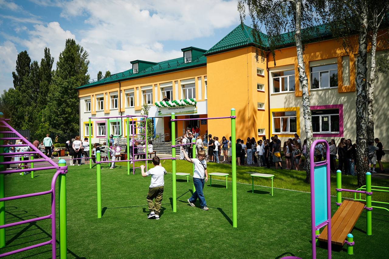 На Київщині відновили Олізарівський ліцей, пошкоджений під час окупації - фото 3