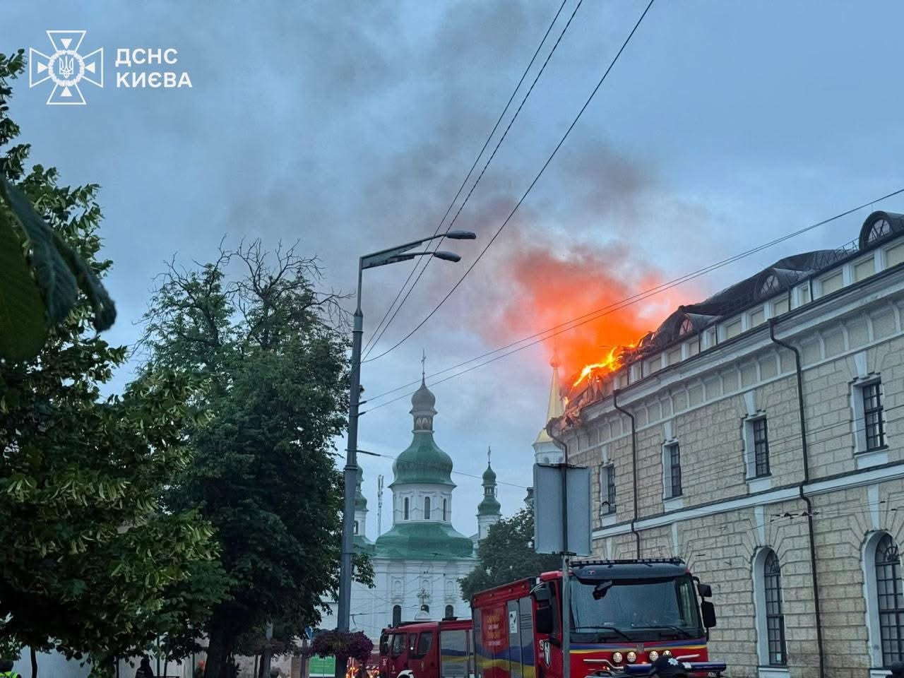 Унаслідок масованої атаки ворога на Київ зафіксовані пошкодження та пожежі майже в усіх районах міста - фото 12