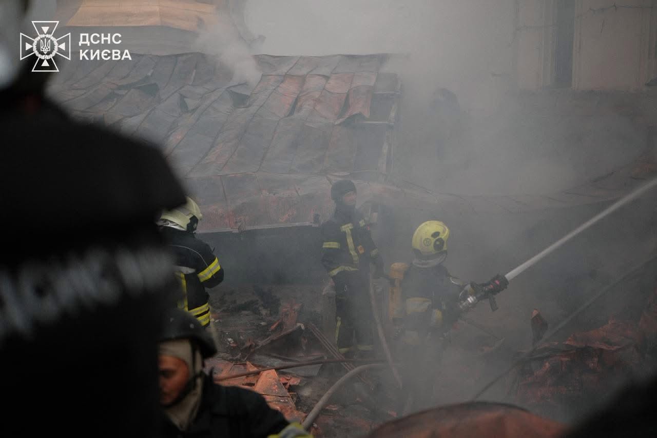 Унаслідок масованої атаки ворога на Київ зафіксовані пошкодження та пожежі майже в усіх районах міста - фото 3