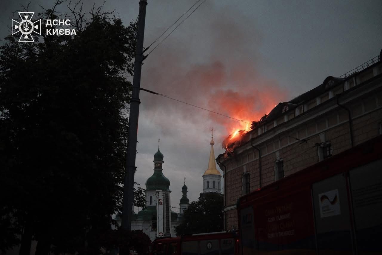 Унаслідок масованої атаки ворога на Київ зафіксовані пошкодження та пожежі майже в усіх районах міста - фото 5