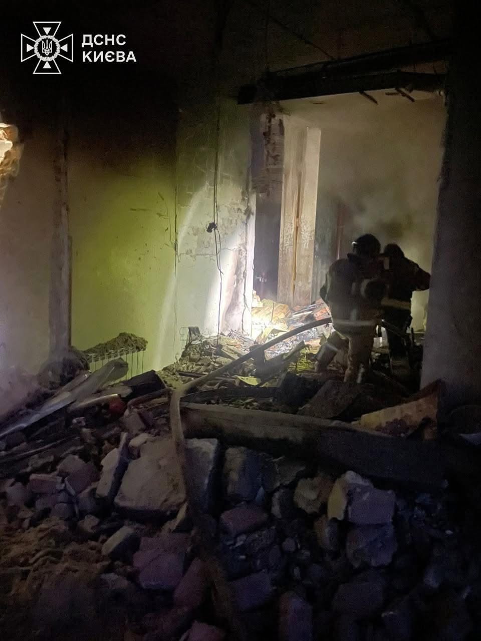 Унаслідок масованої атаки ворога на Київ зафіксовані пошкодження та пожежі майже в усіх районах міста - фото 9