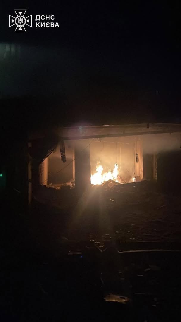 Унаслідок масованої атаки ворога на Київ зафіксовані пошкодження та пожежі майже в усіх районах міста - фото 11