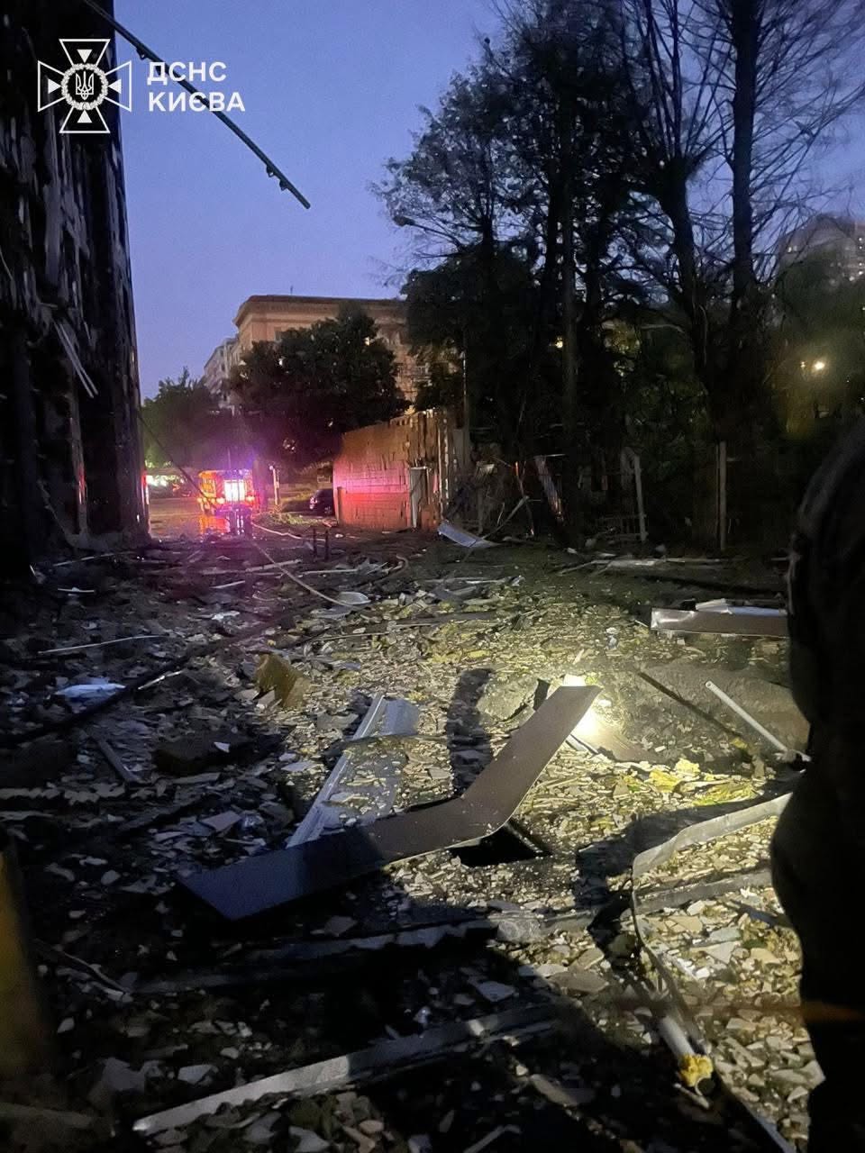 Унаслідок масованої атаки ворога на Київ зафіксовані пошкодження та пожежі майже в усіх районах міста - фото 8