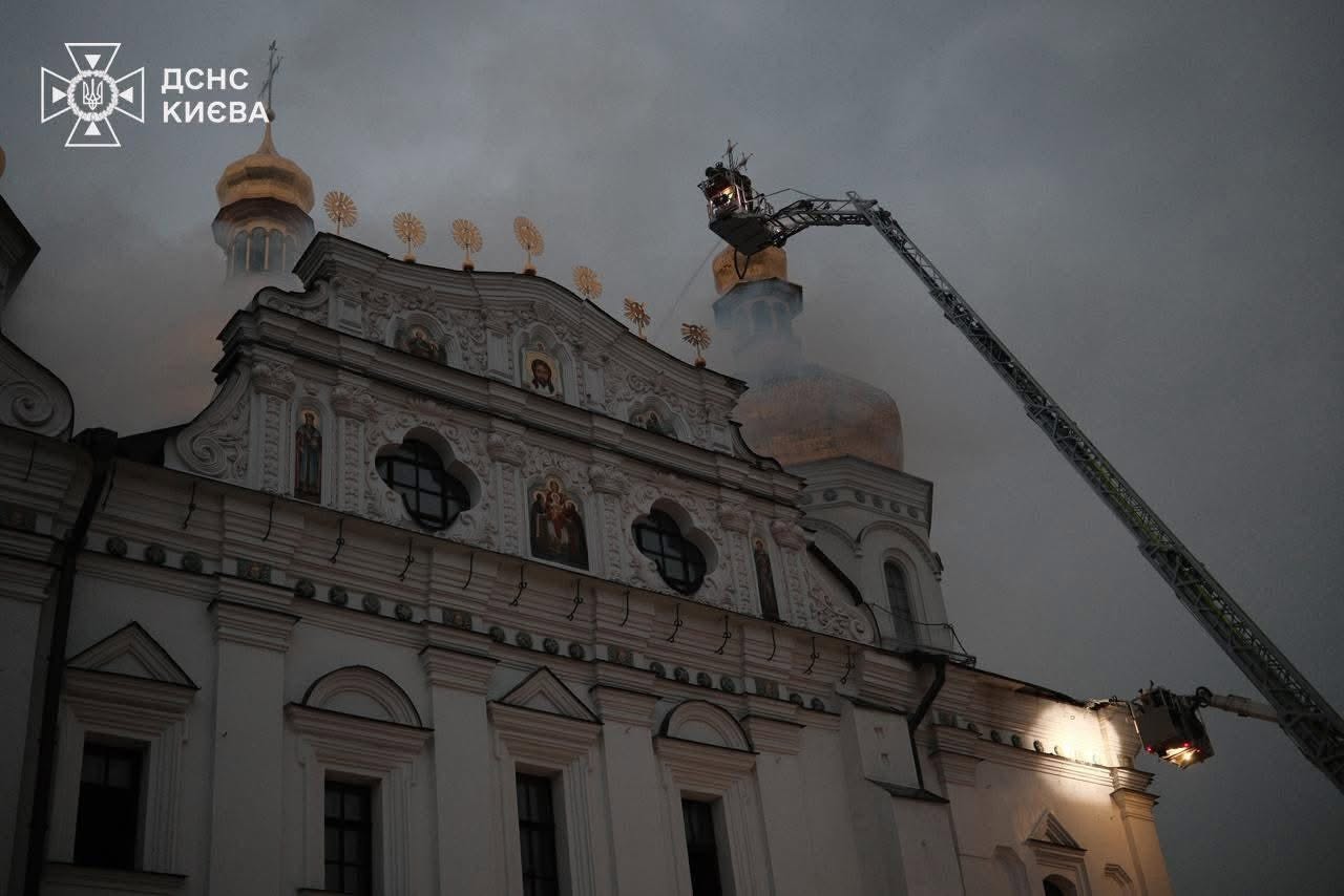 Унаслідок масованої атаки ворога на Київ зафіксовані пошкодження та пожежі майже в усіх районах міста - фото 6