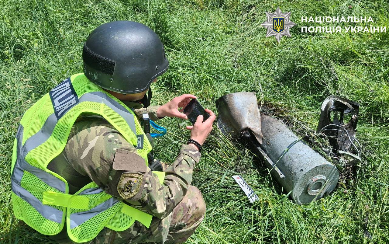 У Києві біля дороги виявили бойову частину російського дрона «Герань-2»