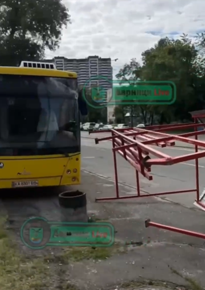 Автобус у Києві зніс зупинку. Попередньо, водієві стало зле