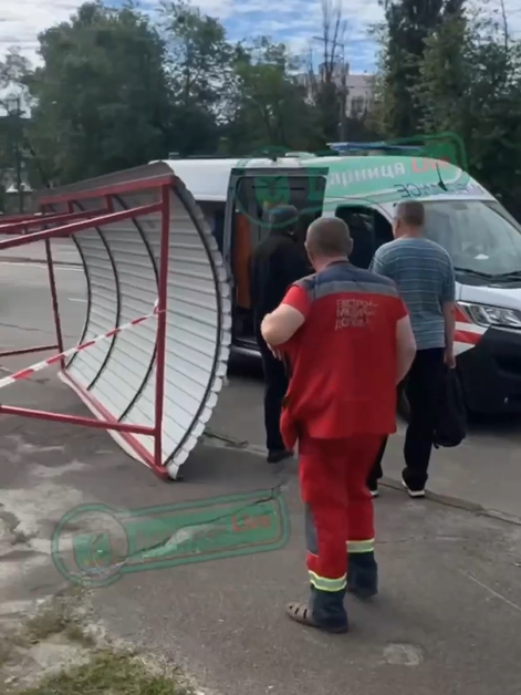 Автобус у Києві зніс зупинку. Попередньо, водієві стало зле - фото 2