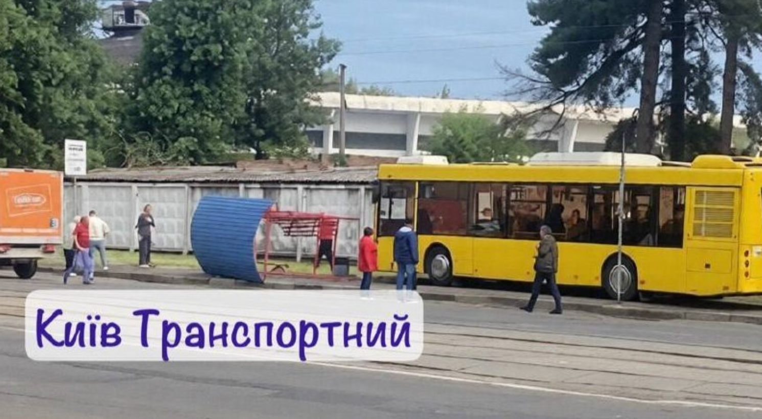 Автобус у Києві зніс зупинку. Попередньо, водієві стало зле - фото 3