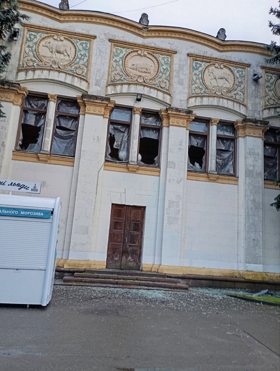У Києві постраждала територія ВДНГ внаслідок ворожого обстрілу - фото 2