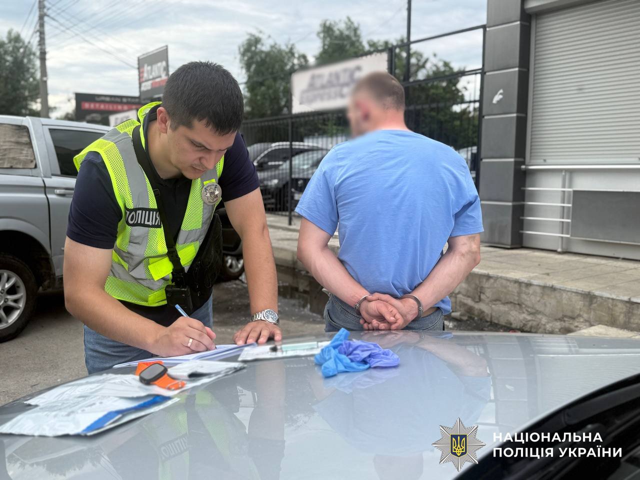 У столиці чоловік продавав авто, ввезені як гуманітарну допомогу для ЗСУ
