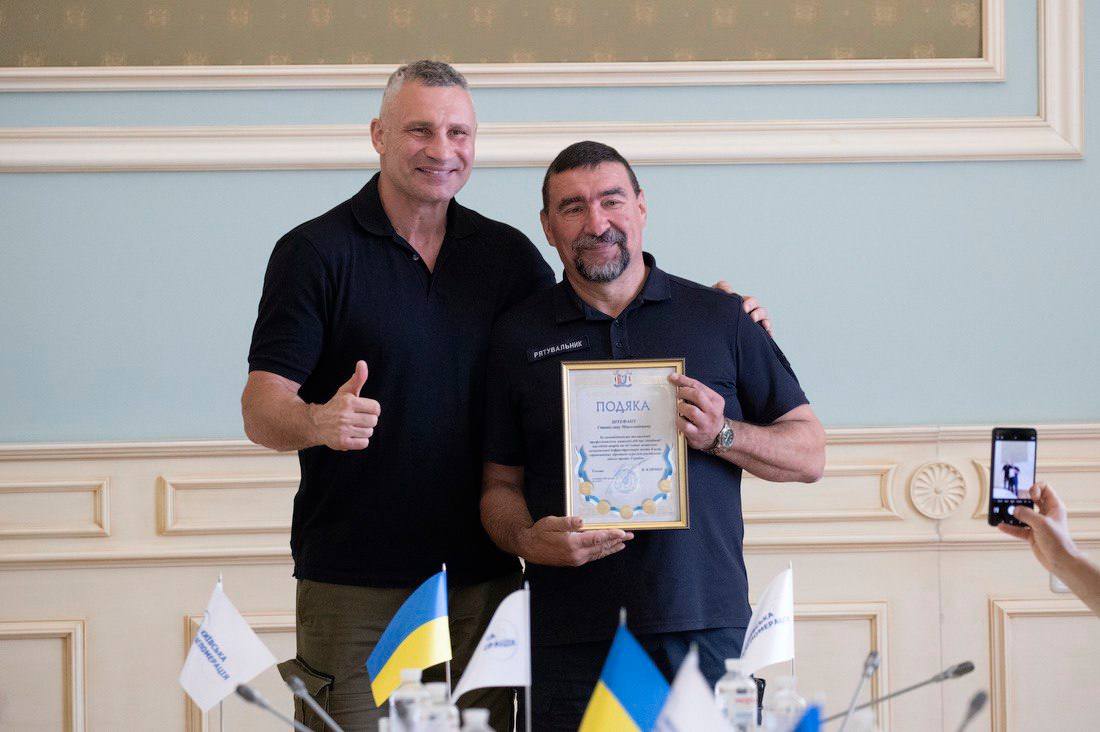 Кличко відзначив комунальників громад Київщини, які допомагали столиці після атак рф - фото 2