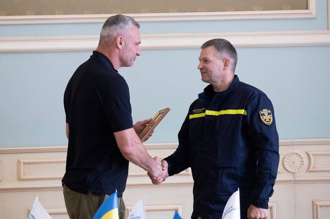 Кличко відзначив комунальників громад Київщини, які допомагали столиці після атак рф - фото 3