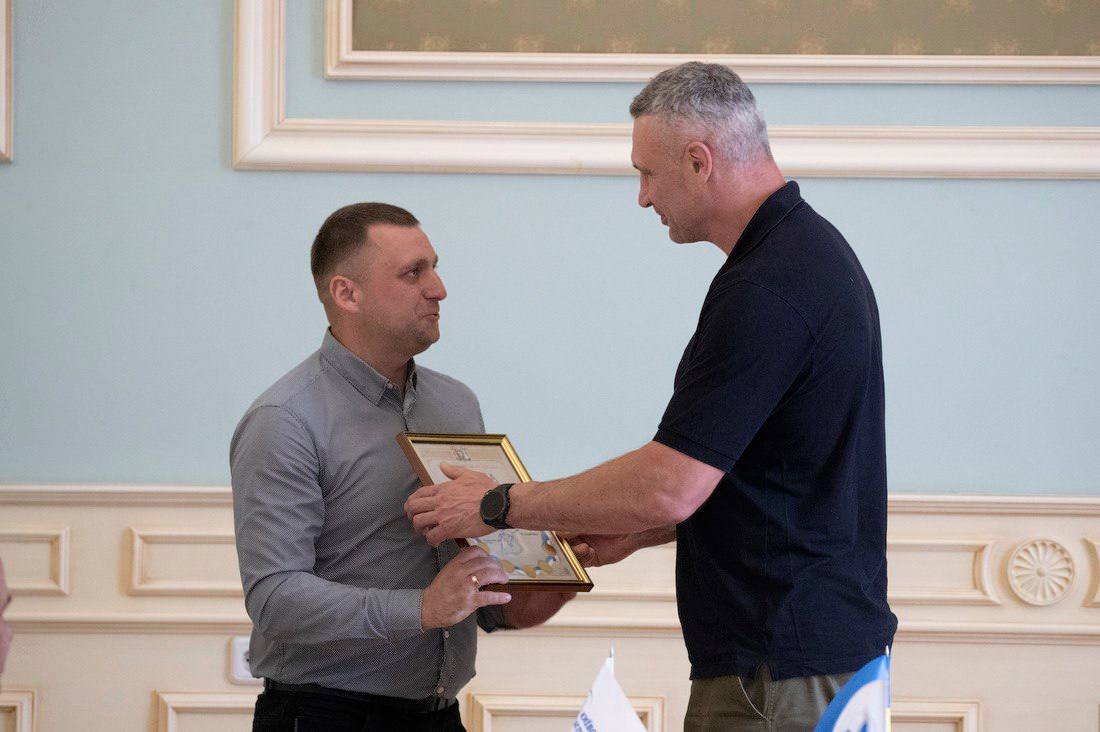 Кличко відзначив комунальників громад Київщини, які допомагали столиці після атак рф - фото 6