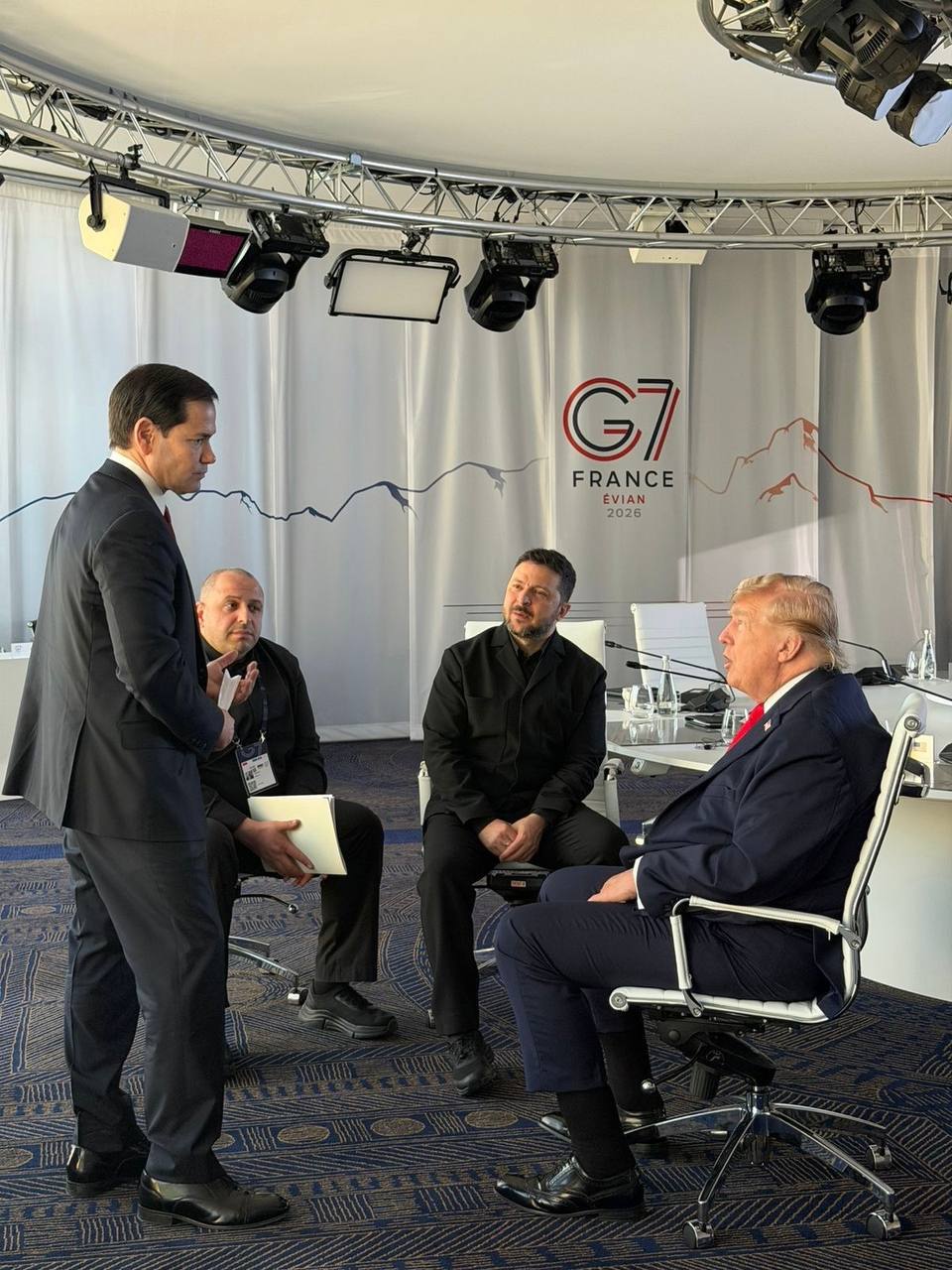 Зеленський, Трамп і Макрон провели зустріч на саміті G7 у Франції
