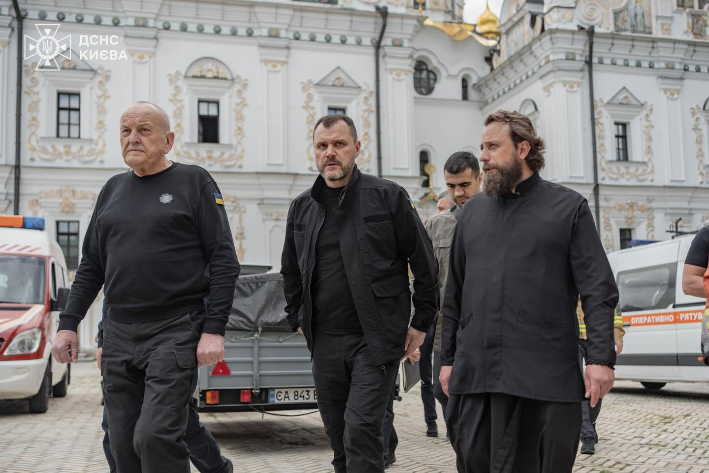 На Свято-Успенському соборі перекривають дах після обстрілу - фото 4