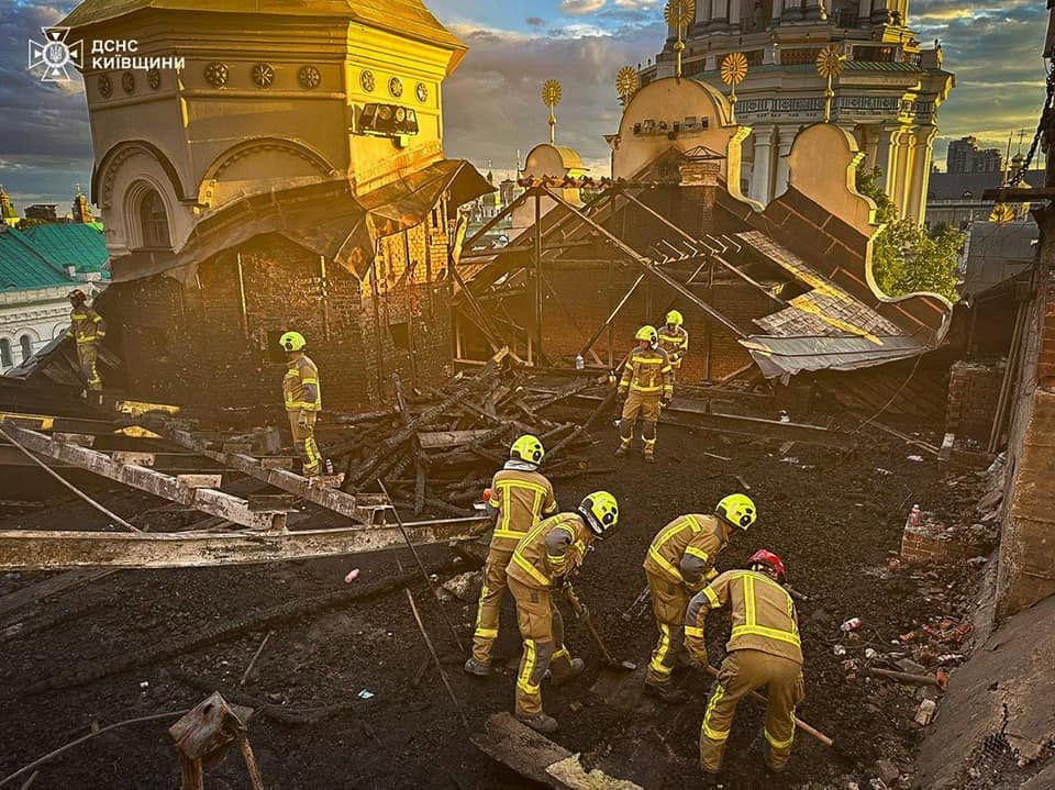 На Свято-Успенському соборі перекривають дах після обстрілу - фото 3