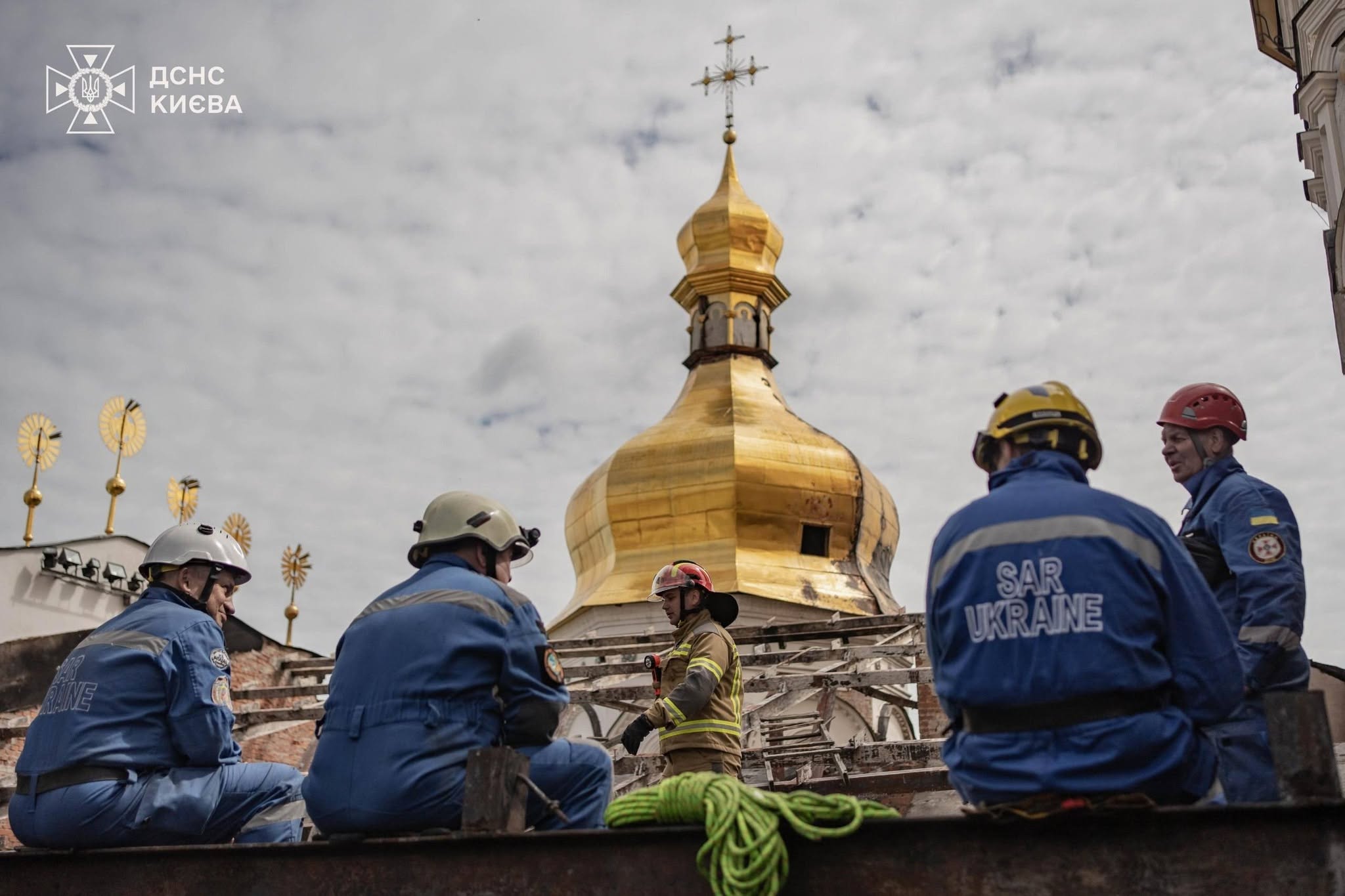 Черкаські рятувальники допомагали проводити аварійно-відновлювальні робіти у Лаврі після обстрілу - фото 2