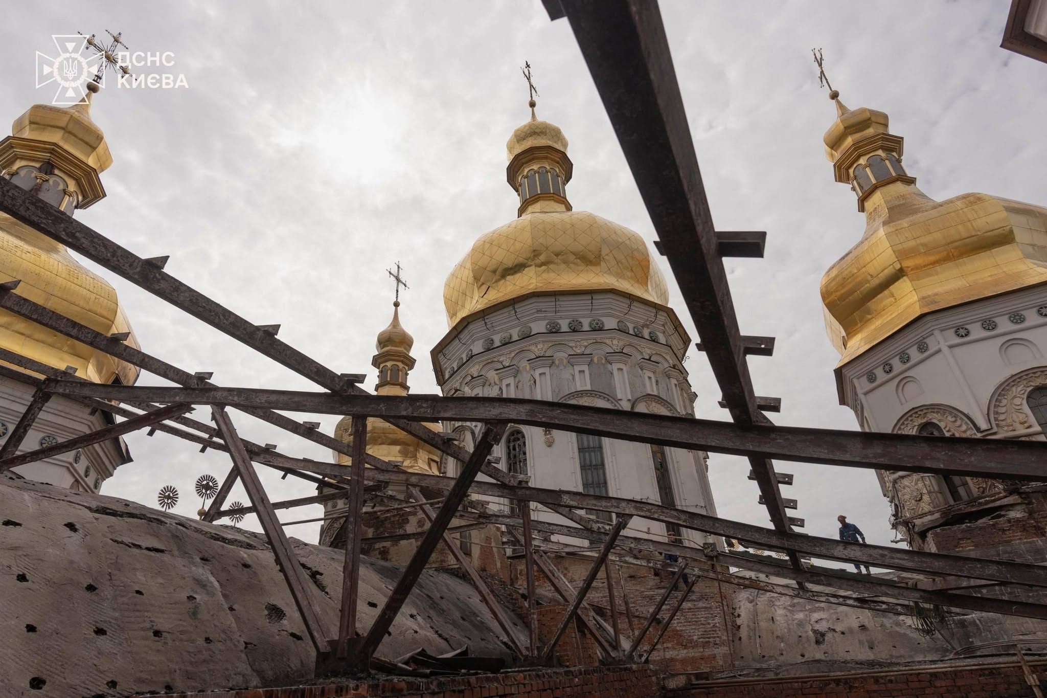 Черкаські рятувальники допомагали проводити аварійно-відновлювальні робіти у Лаврі після обстрілу - фото 3