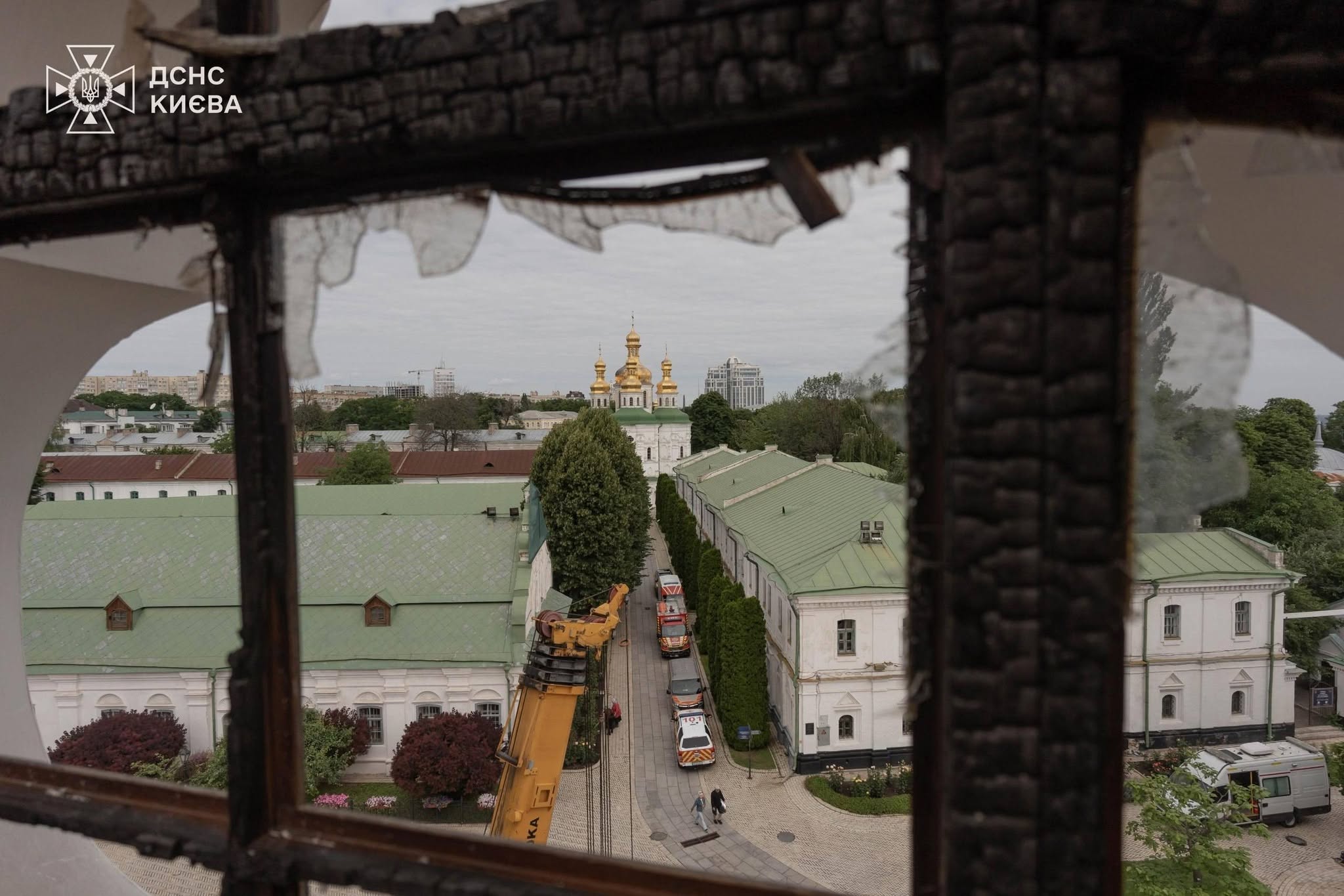 Черкаські рятувальники допомагали проводити аварійно-відновлювальні робіти у Лаврі після обстрілу - фото 4