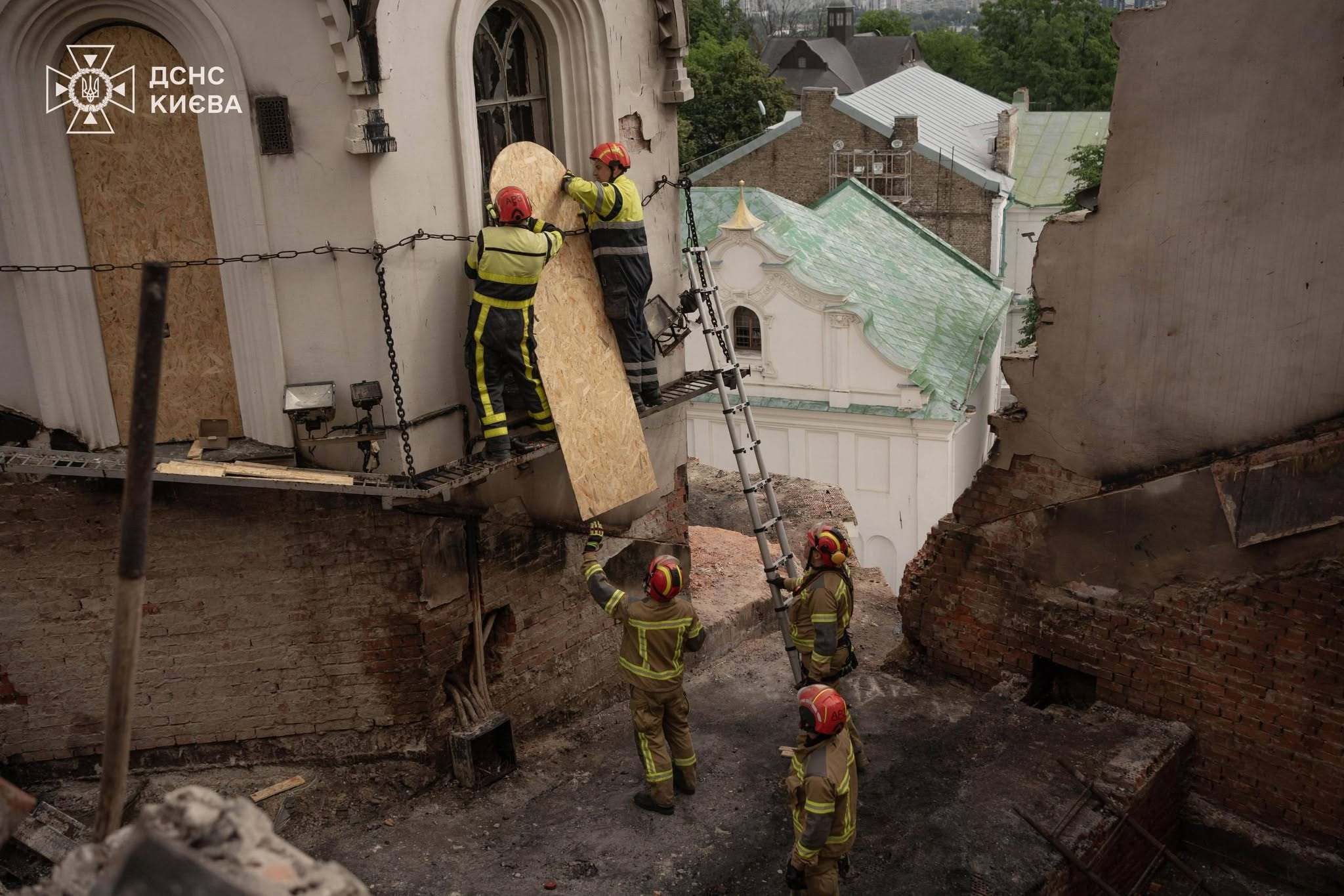 Черкаські рятувальники допомагали проводити аварійно-відновлювальні робіти у Лаврі після обстрілу - фото 5