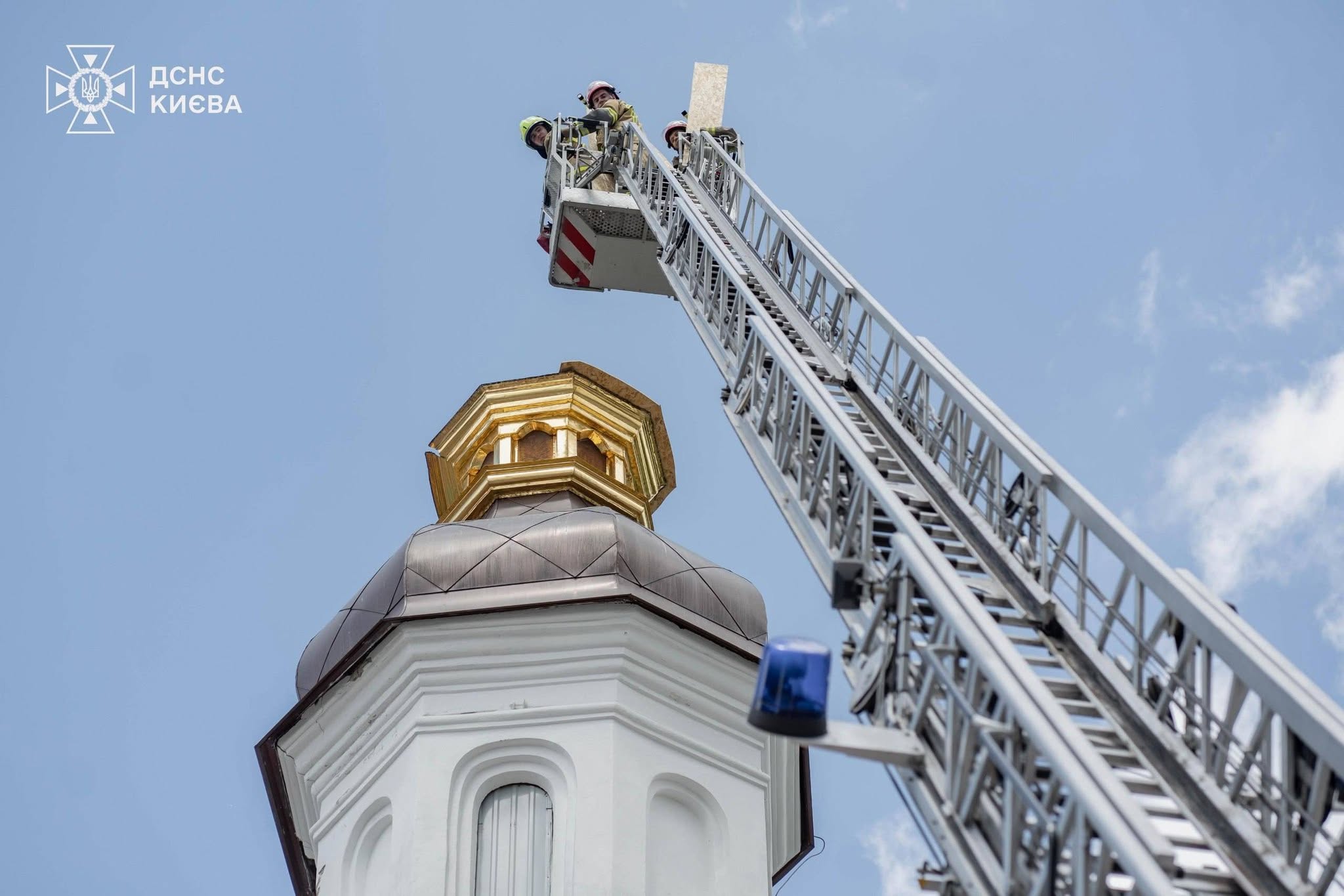 Черкаські рятувальники допомагали проводити аварійно-відновлювальні робіти у Лаврі після обстрілу - фото 9