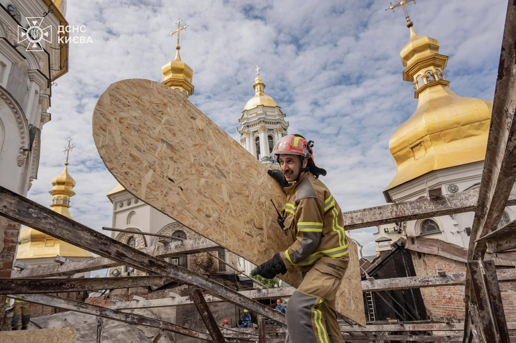 Черкаські рятувальники допомагали проводити аварійно-відновлювальні робіти у Лаврі після обстрілу - фото 10
