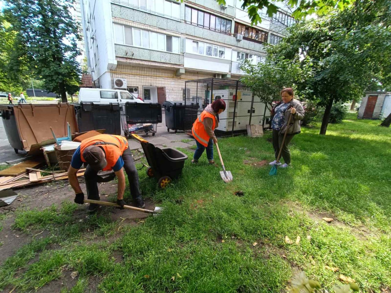 У Києві невідомі розсипали отруту для тварин - фото 2