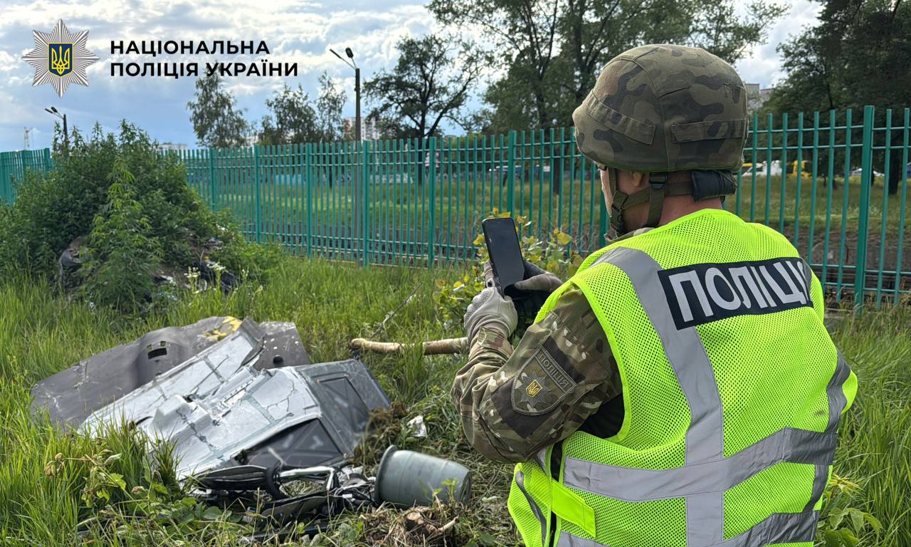 У Деснянському районі Києва вибухотехніки вилучили ворожий дрон із бойовою частиною