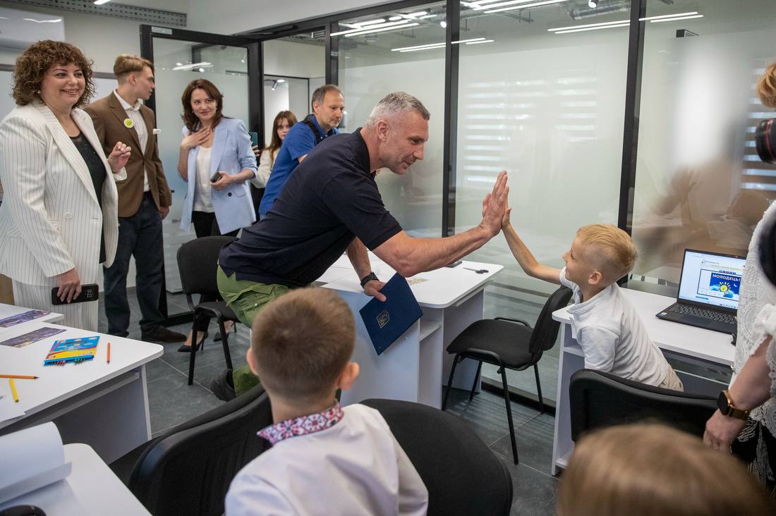 У Києві відкрили перший в Україні комунальний хаб підтримки ВПО, біженців та шукачів захисту - фото 4