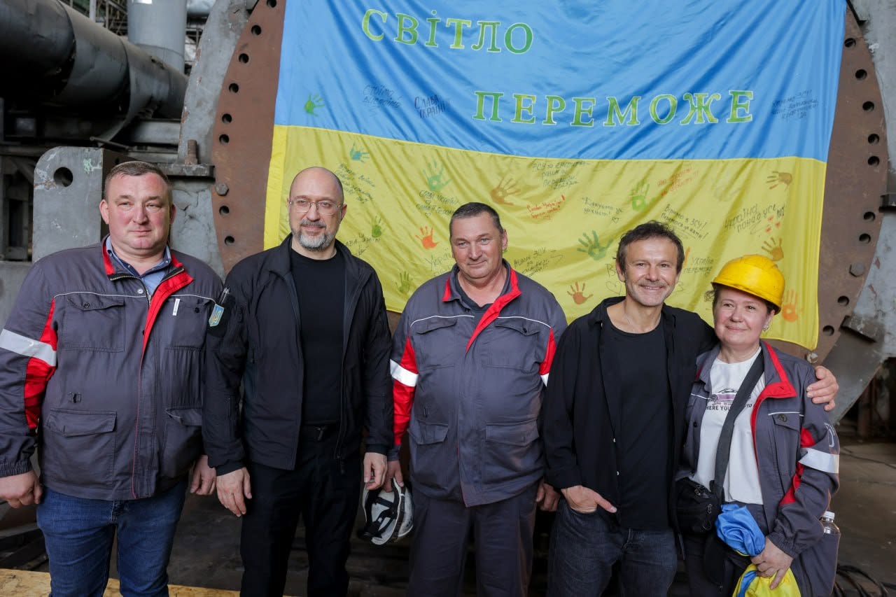Святослав Вакарчук на Київщині заспівав для енергетиків, які працюють під обстрілами - фото 12