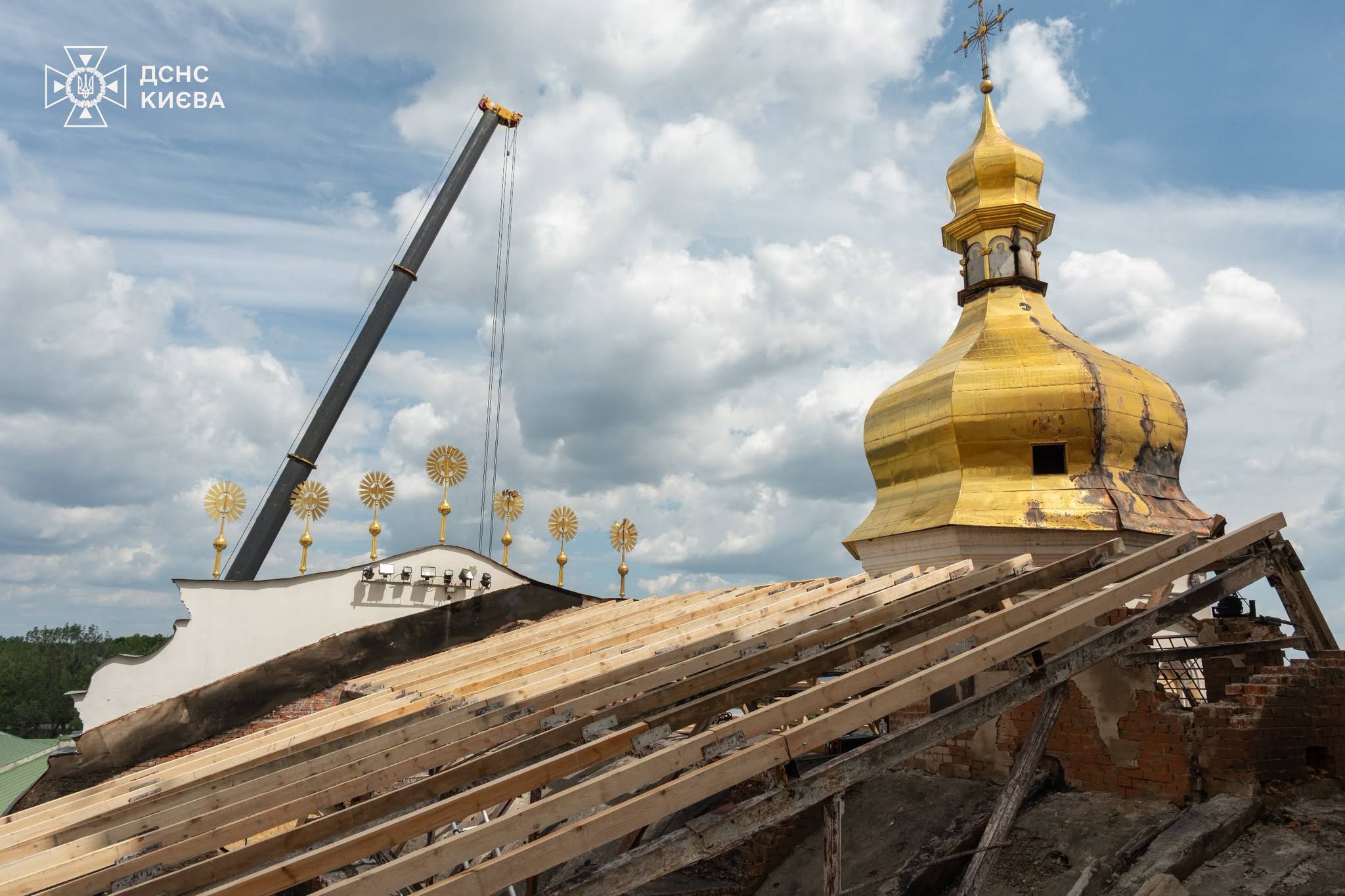 Пошкоджений Свято-Успенський собор обігрівають тепловими гарматами - фото 4