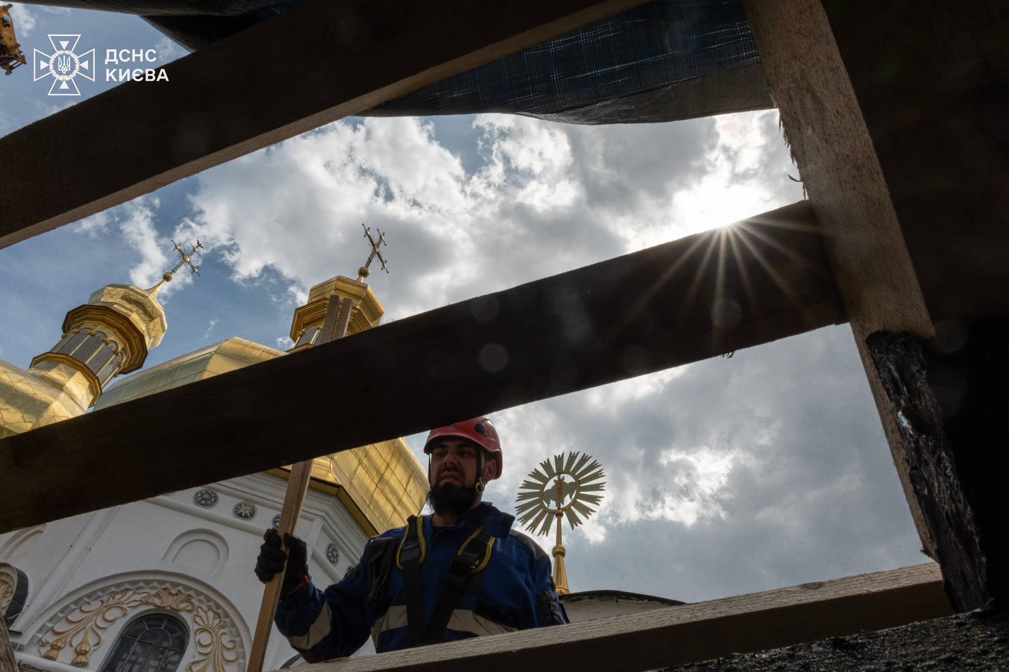 Пошкоджений Свято-Успенський собор обігрівають тепловими гарматами - фото 7