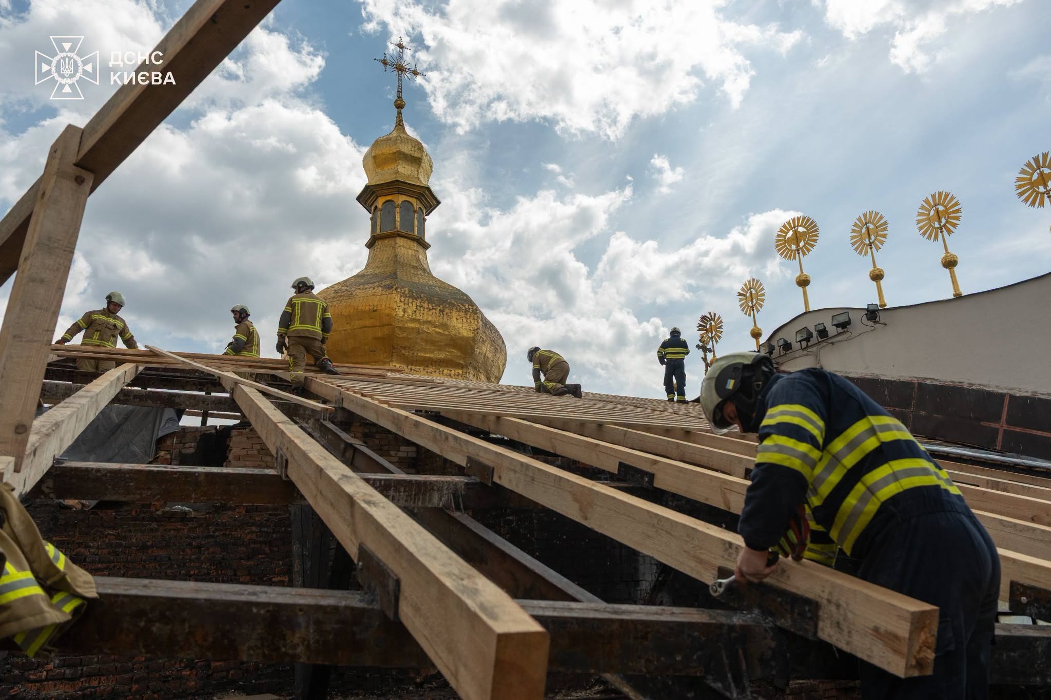Пошкоджений Свято-Успенський собор обігрівають тепловими гарматами - фото 6