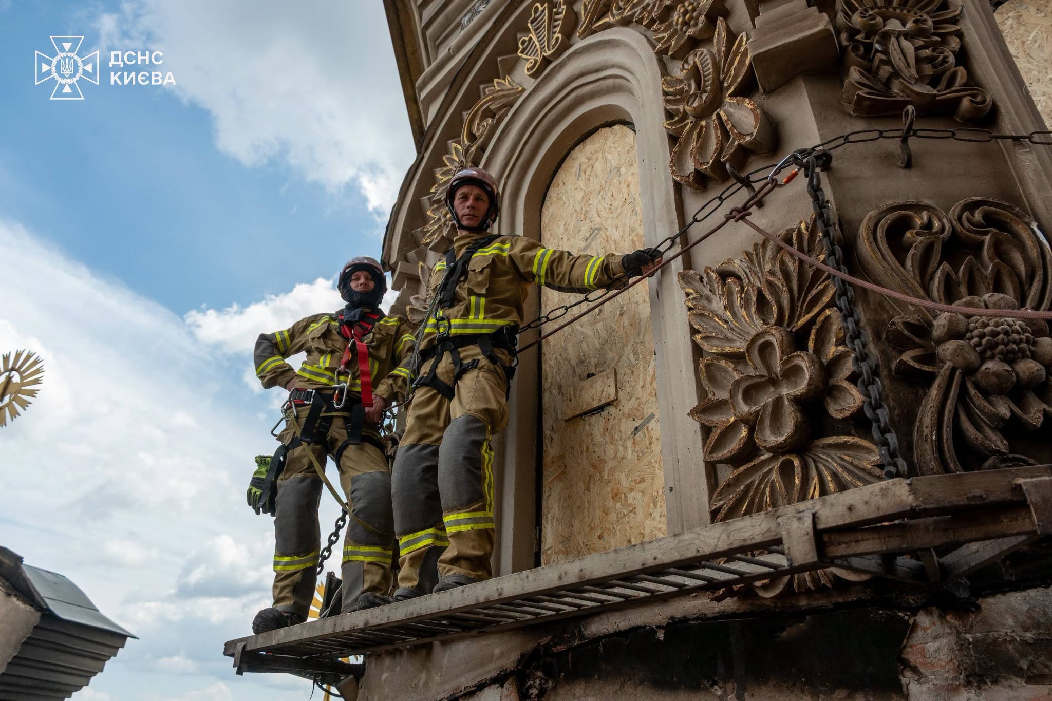 Пошкоджений Свято-Успенський собор обігрівають тепловими гарматами - фото 10
