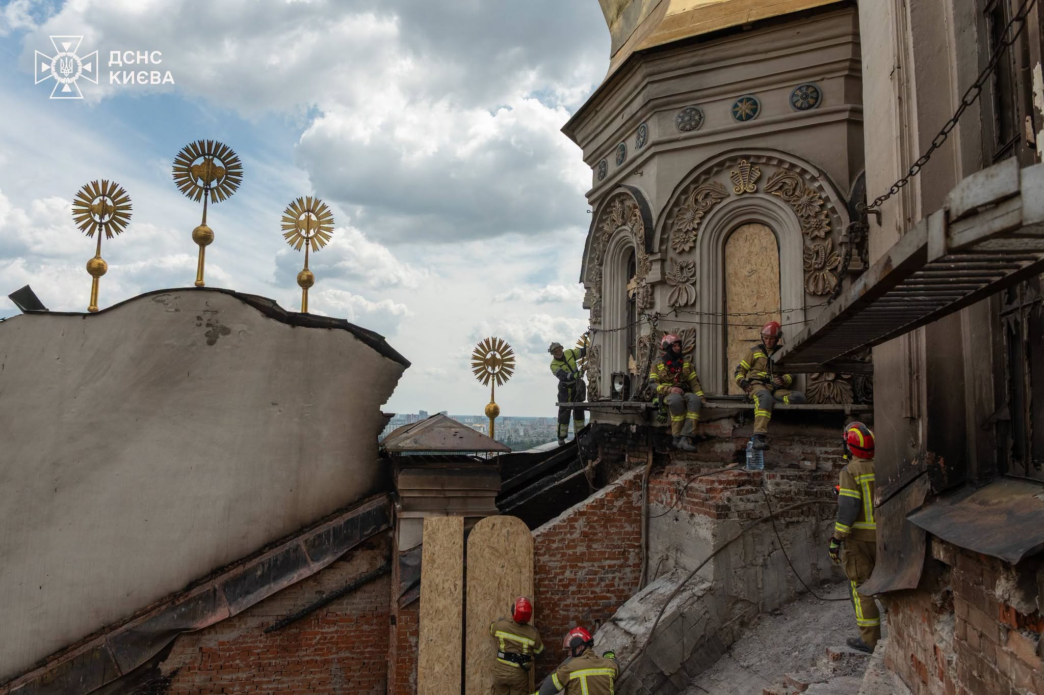 Пошкоджений Свято-Успенський собор обігрівають тепловими гарматами - фото 8