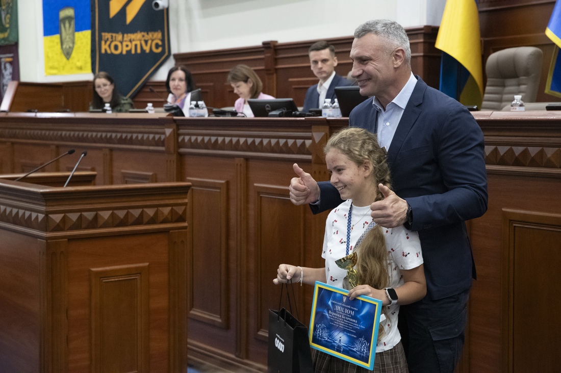 Кличко нагородив учнів закладів освіти столиці - переможців Х Кубку міського голови з шахів «Кришталева тура»-2026 - фото 4