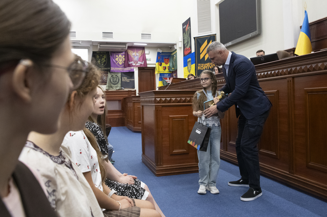 Кличко нагородив учнів закладів освіти столиці - переможців Х Кубку міського голови з шахів «Кришталева тура»-2026 - фото 3