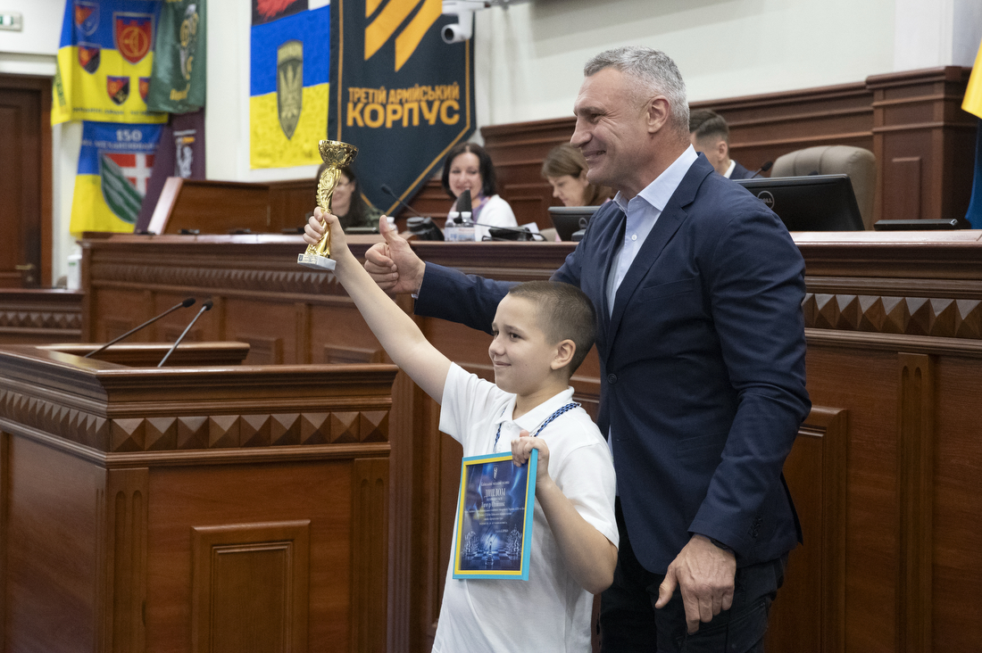 Кличко нагородив учнів закладів освіти столиці - переможців Х Кубку міського голови з шахів «Кришталева тура»-2026 - фото 2