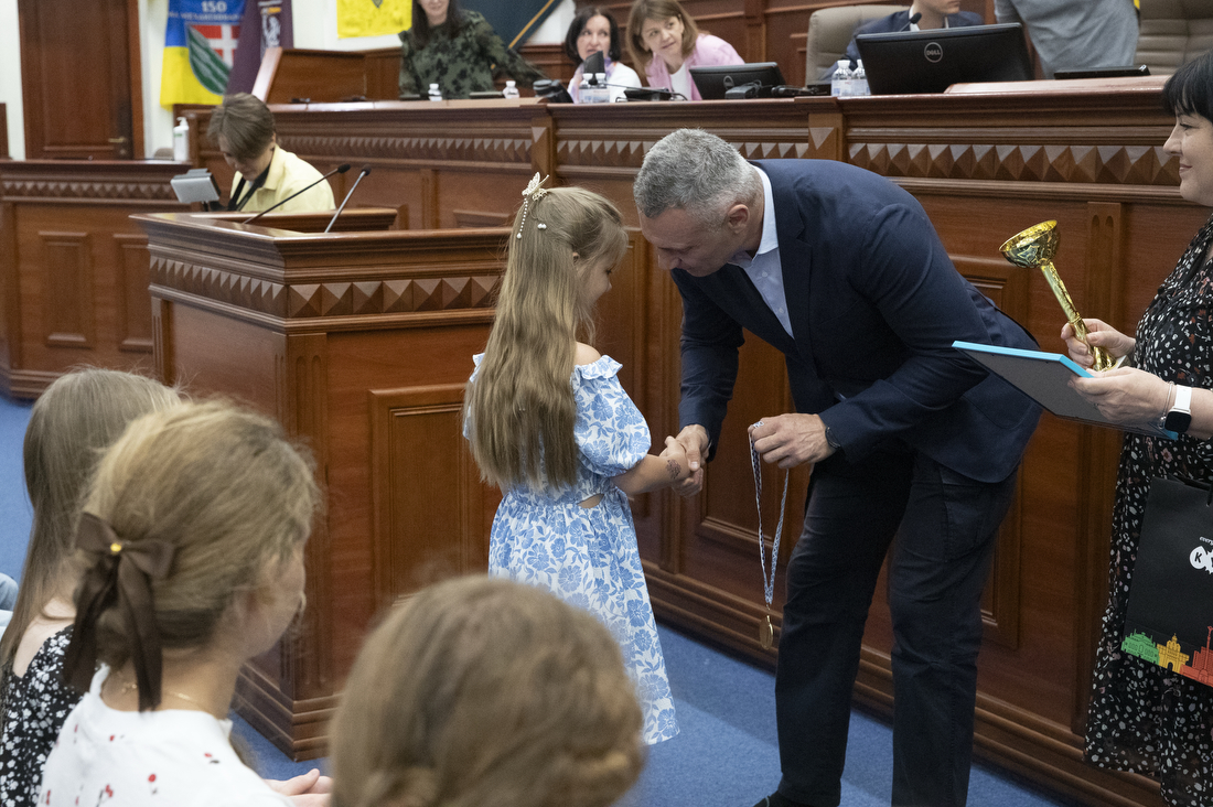 Кличко нагородив учнів закладів освіти столиці - переможців Х Кубку міського голови з шахів «Кришталева тура»-2026