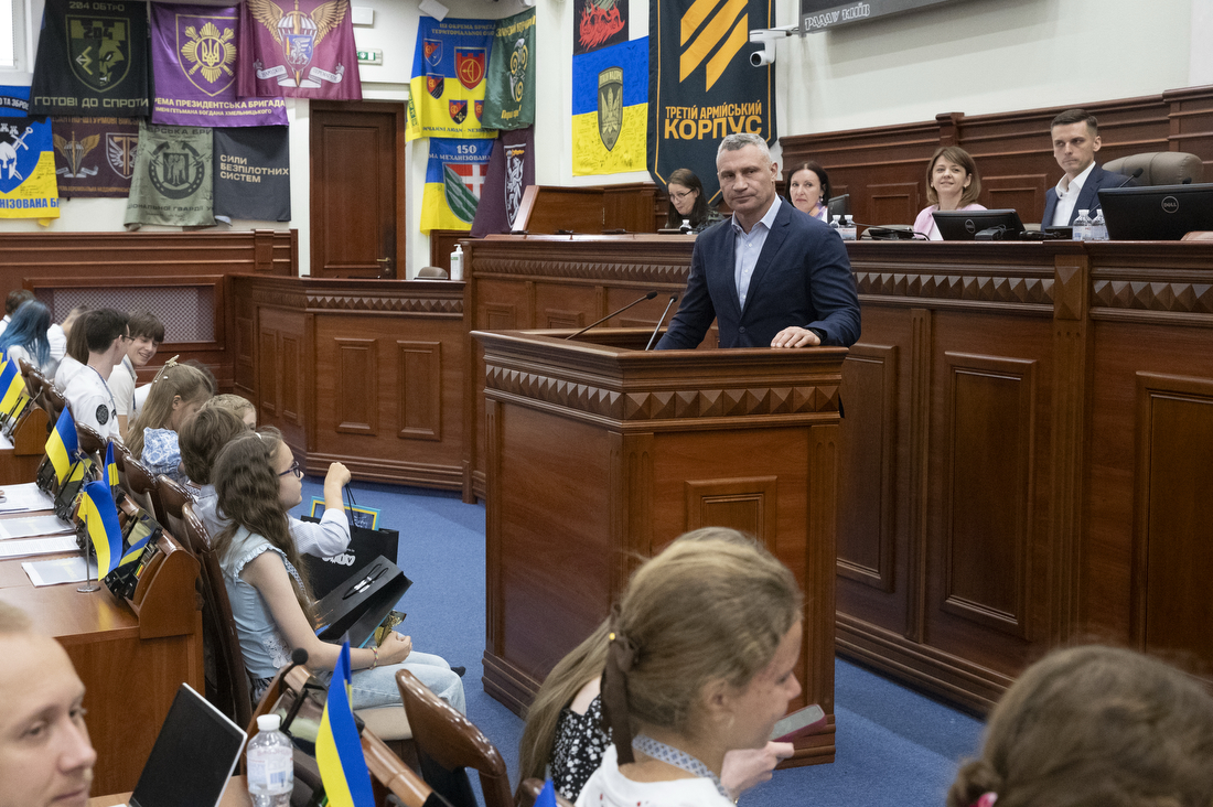 Кличко нагородив учнів закладів освіти столиці - переможців Х Кубку міського голови з шахів «Кришталева тура»-2026 - фото 5