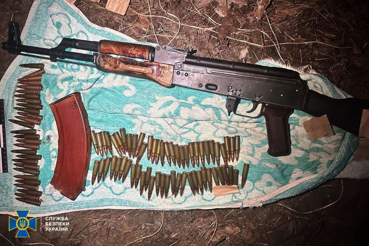 На Київщині затримали правоохоронців, які намагалися продати автомат